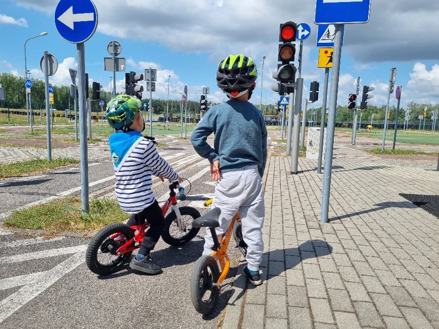 Zdjęcie 1. Dzieci z przedszkola w Czeczotkach podczas zajęć edukacyjnych na trenie „miasteczka rowerowego” w MCBRD w Modlinie. (zdjęcie źródło: WORD w Warszawie).