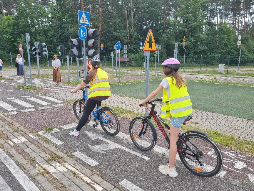 Zdjęcie 2. Uczniowie ze Szkoły Podstawowej w Grodźcu przygotowujący się do egzaminu na Kartę rowerową na trenie „miasteczka rowerowego” w MCBRD w Modlinie. (zdjęcie źródło: WORD w Warszawie)