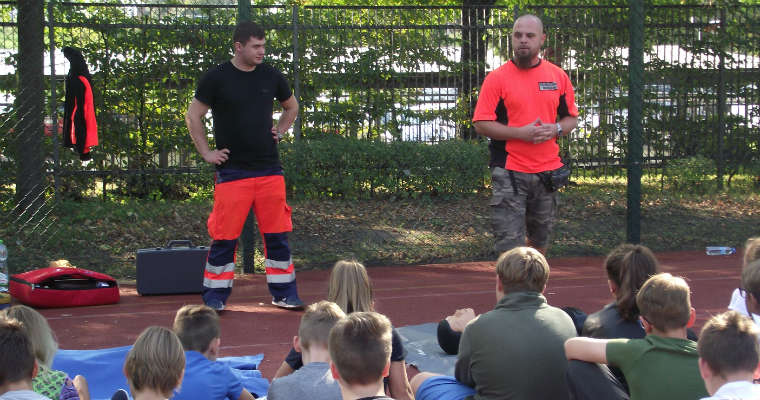 Ratownicy medyczni prowadzący zajęcia o podstawach pierwszej pomocy. Fotografia - brd24.pl